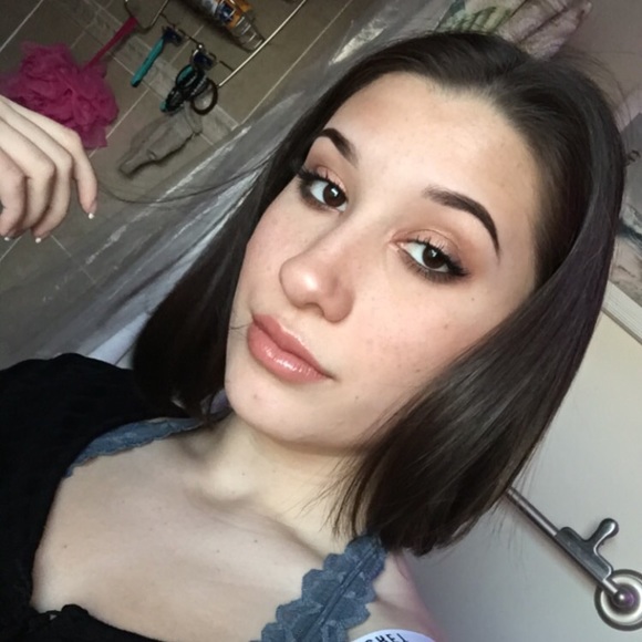 Meet your Posher, Isabella - Picture 2 of 4